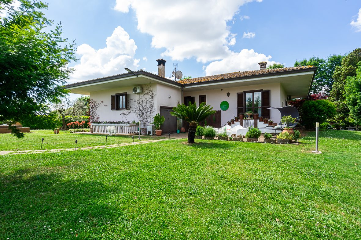 La villa vista dal grande prato