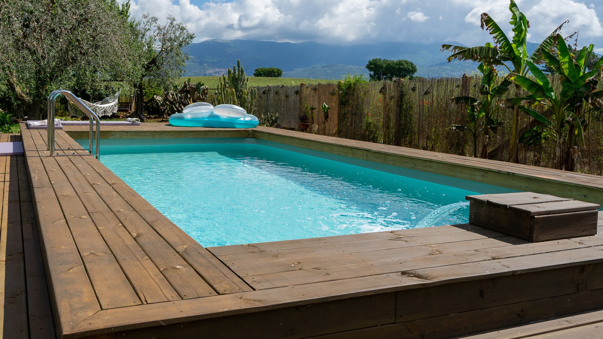 Piscina privata con solarium in legno e i Monti Lepini sullo sfondo